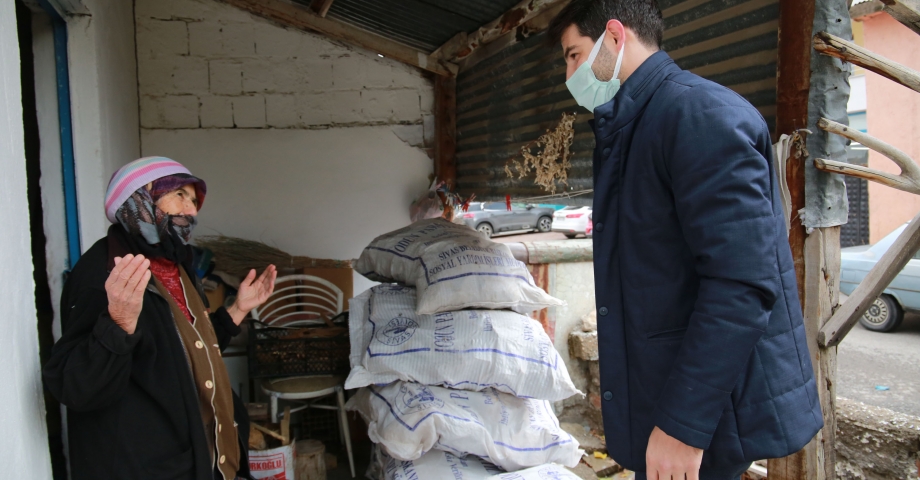 Sivas Belediyesi'nden ihtiyaç sahiplerine 500 lira yakacak yardımı