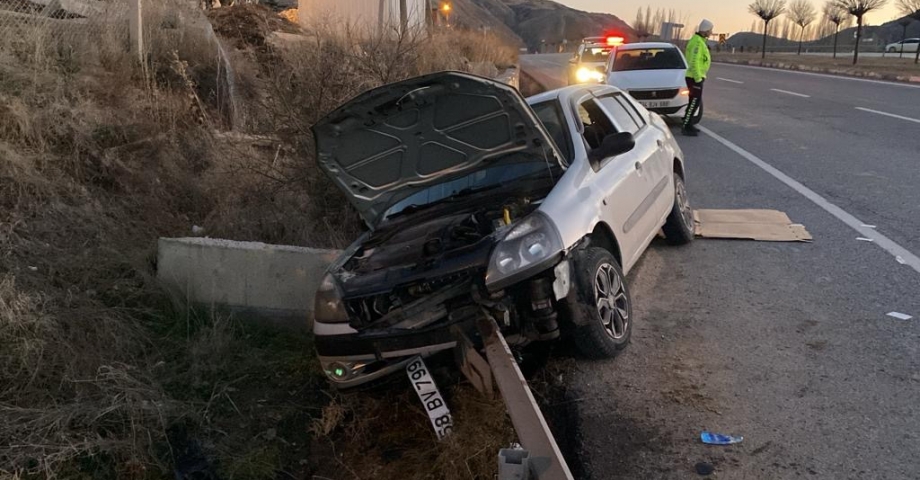 Sivas'ta, bariyerlere çarpan otomobildeki 4 kişi yaralandı