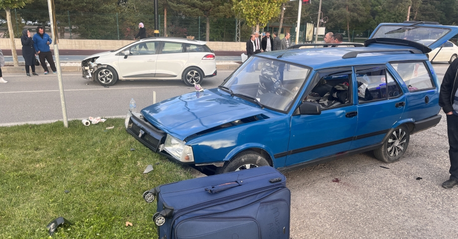 Sivas'ta iki otomobil çarpıştı: 5 yaralı