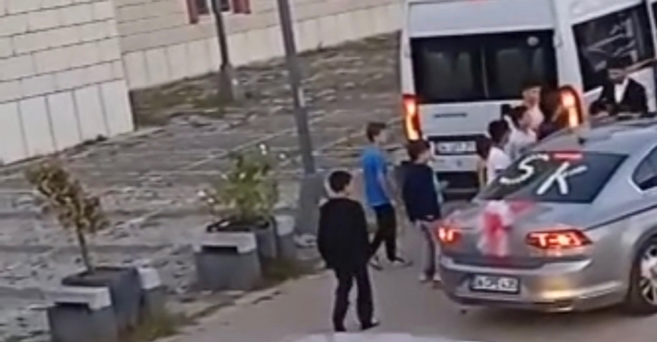 Sultanbeyli’de gelin arabasının önünü kesen çocuklara tekmeli saldırı 