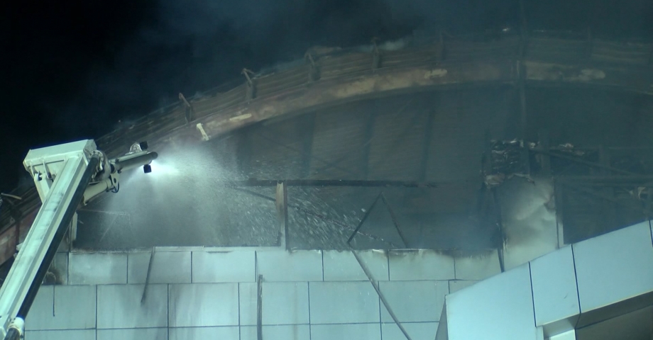 Sultanbeyli’deki yanan tencere fabrikasında söndürme çalışmaları sürüyor