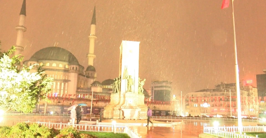 Taksim’de lapa lapa kar yağdı