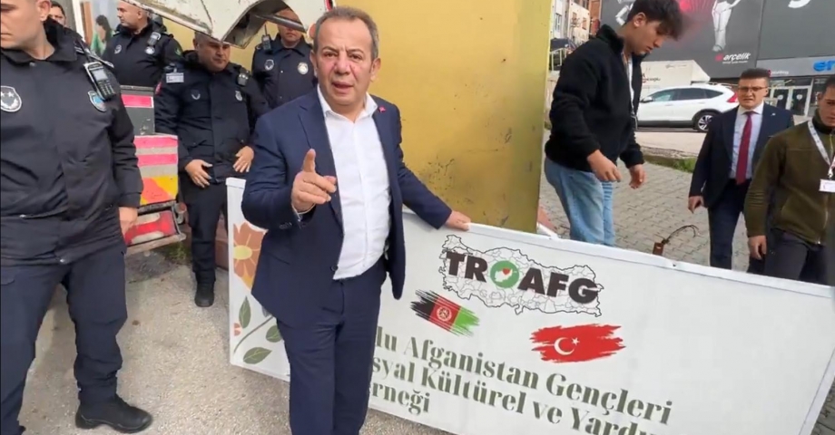 Tanju Özcan, Afgan sığınmacıların kurduğu derneğin tabelasını söktü