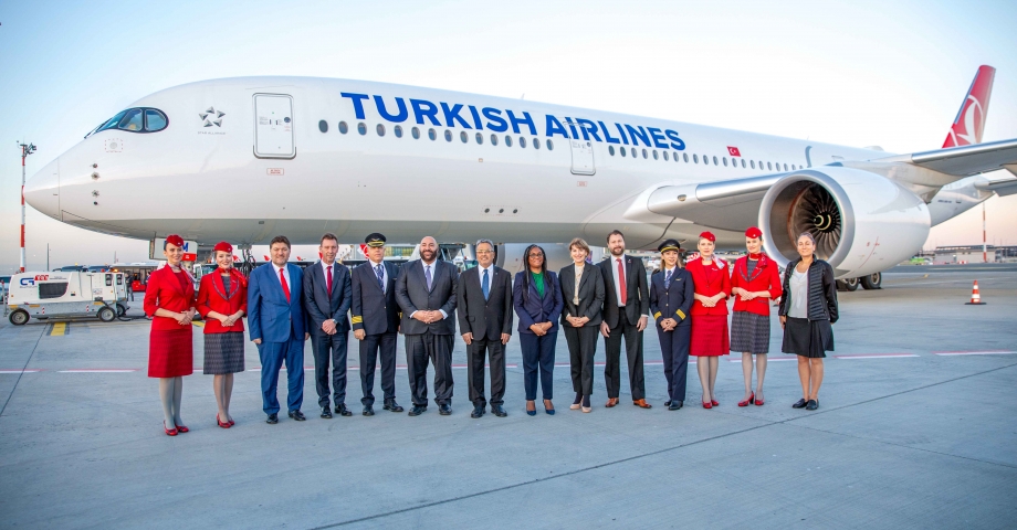 THY, İngiltere İş ve Ticaret Bakanı Kemi Badenoch'u uçak gösteriminde ağırladı