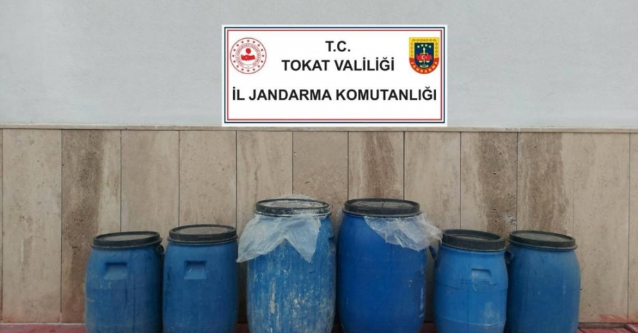 Tokat’ta yılbaşı öncesi 686 litre kaçak ve sahte içki ele geçirildi