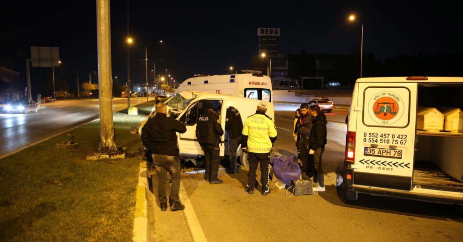 Trafik levhası direğine çarpan hafif ticari aracın sürücüsü öldü