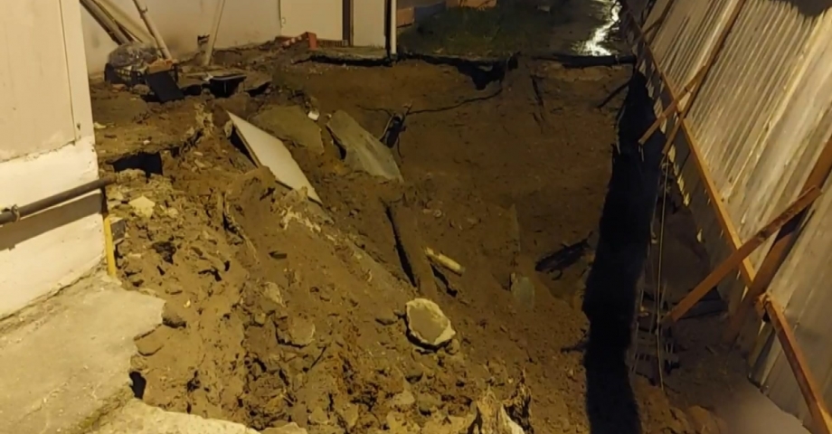 Üsküdar'da istinat duvarı çöktü; bina tedbir amaçlı boşaltıldı