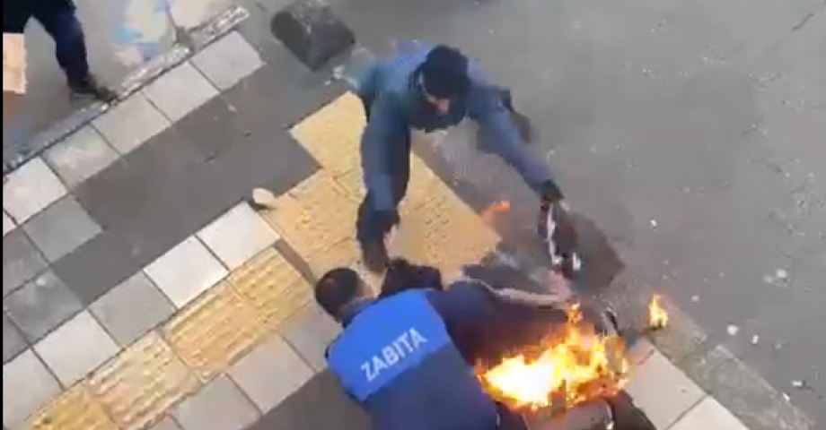 Üzerine benzin döküp kendini ateşe veren seyyar satıcı yaralandı