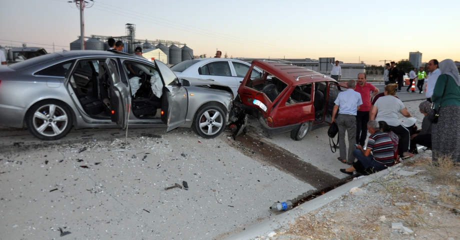 Vali ve TOBB Başkanının konvoy geçişi sırasında zincirleme kaza: 4 yaralı
