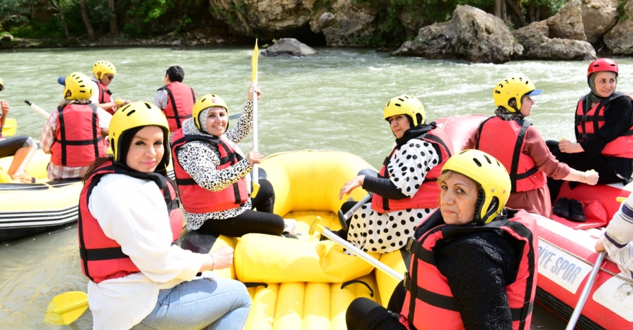 Van'daki festivale katılan İranlı turistler rafting yaptı