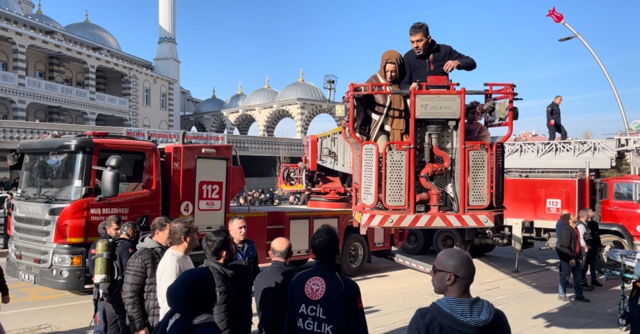 Yangın çıkan binada mahsur kalanları itfaiye kurtardı