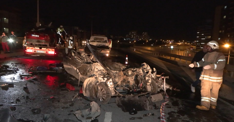 (Yeniden) Başakşehir'de refüjü aşan otomobil karşı şeritteki araca çarptı: 3 ölü, 1 yaralı