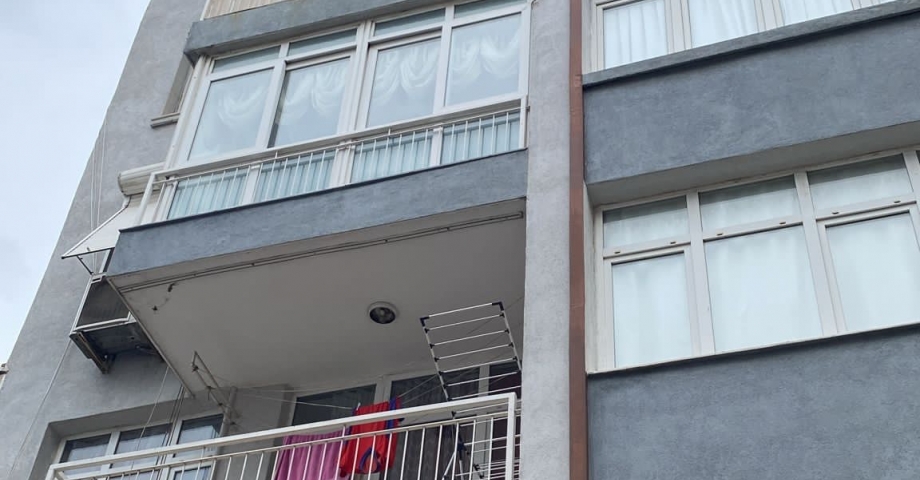Yılbaşı için tatile geldi, 5'inci kattan aşağıya düştü
