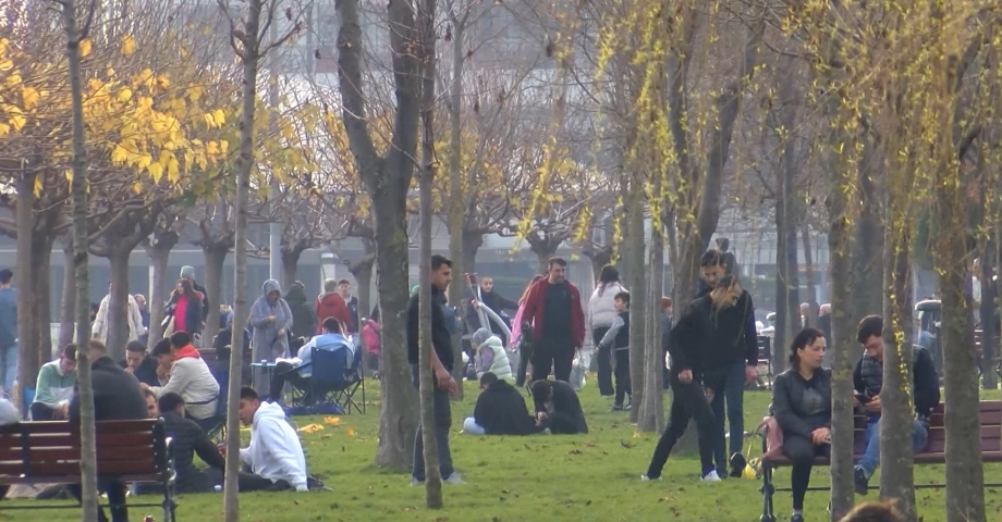 Yılın ilk gününde park ve sahiller doldu taştı 