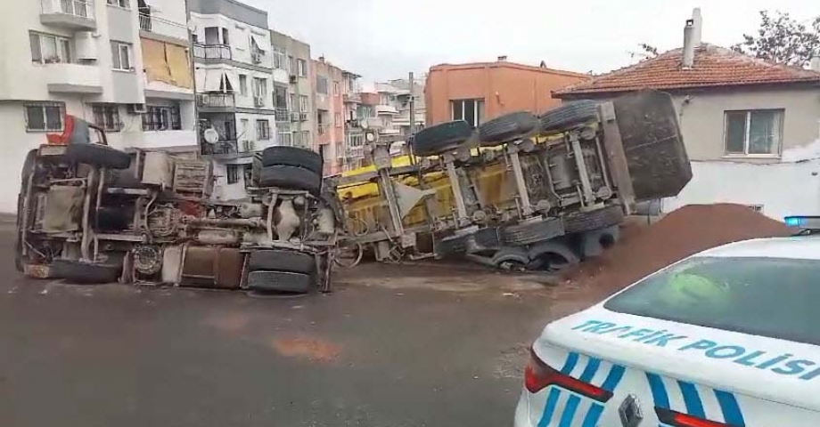 Yük boşaltırken devrilen harfiyat kamyonunun sürücüsü yaralandı; olay anı kamerada