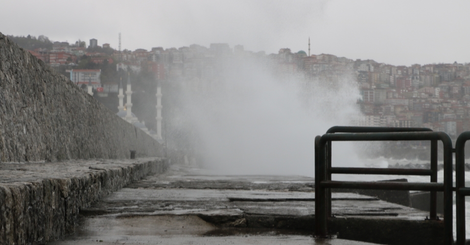 Zonguldak’ta kuvvetli rüzgar; 7 metreyi aşan dalgalar oluştu