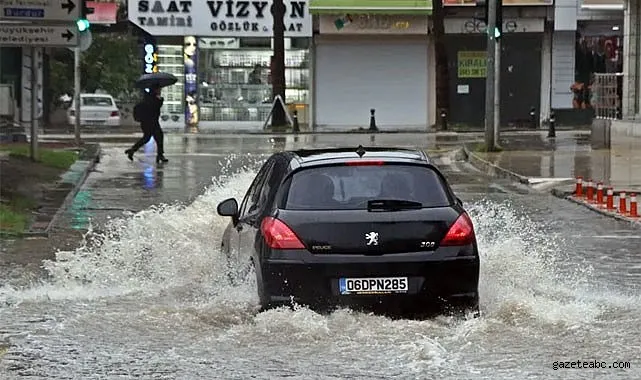 Yağışın Etkisi: Cadde ve Sokaklar Göle Döndü