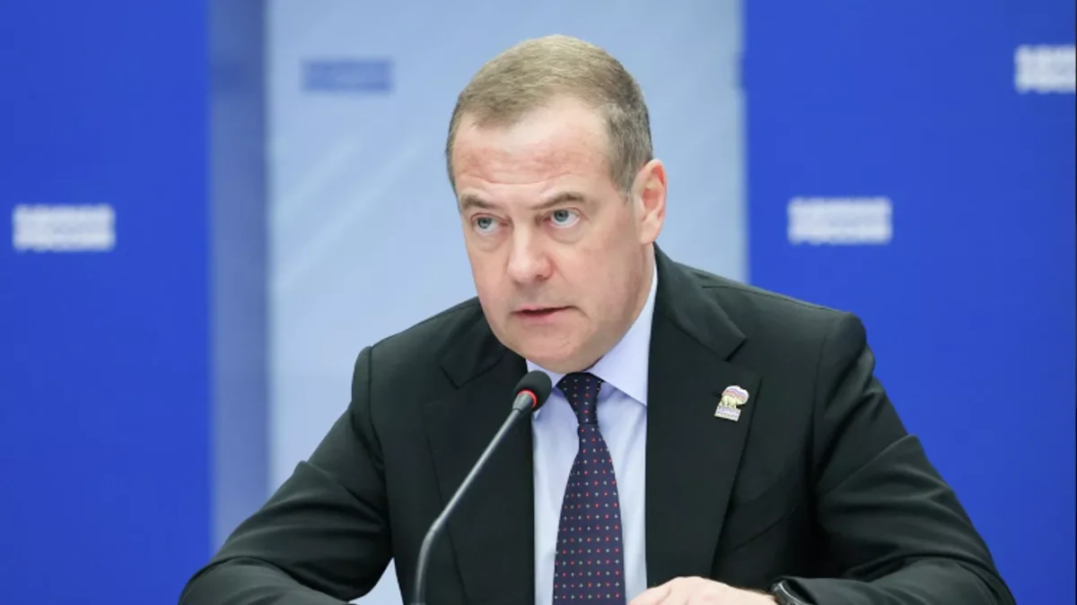 Medvedev'den nükleer silah uyarısı: Dünya savaşına götürür