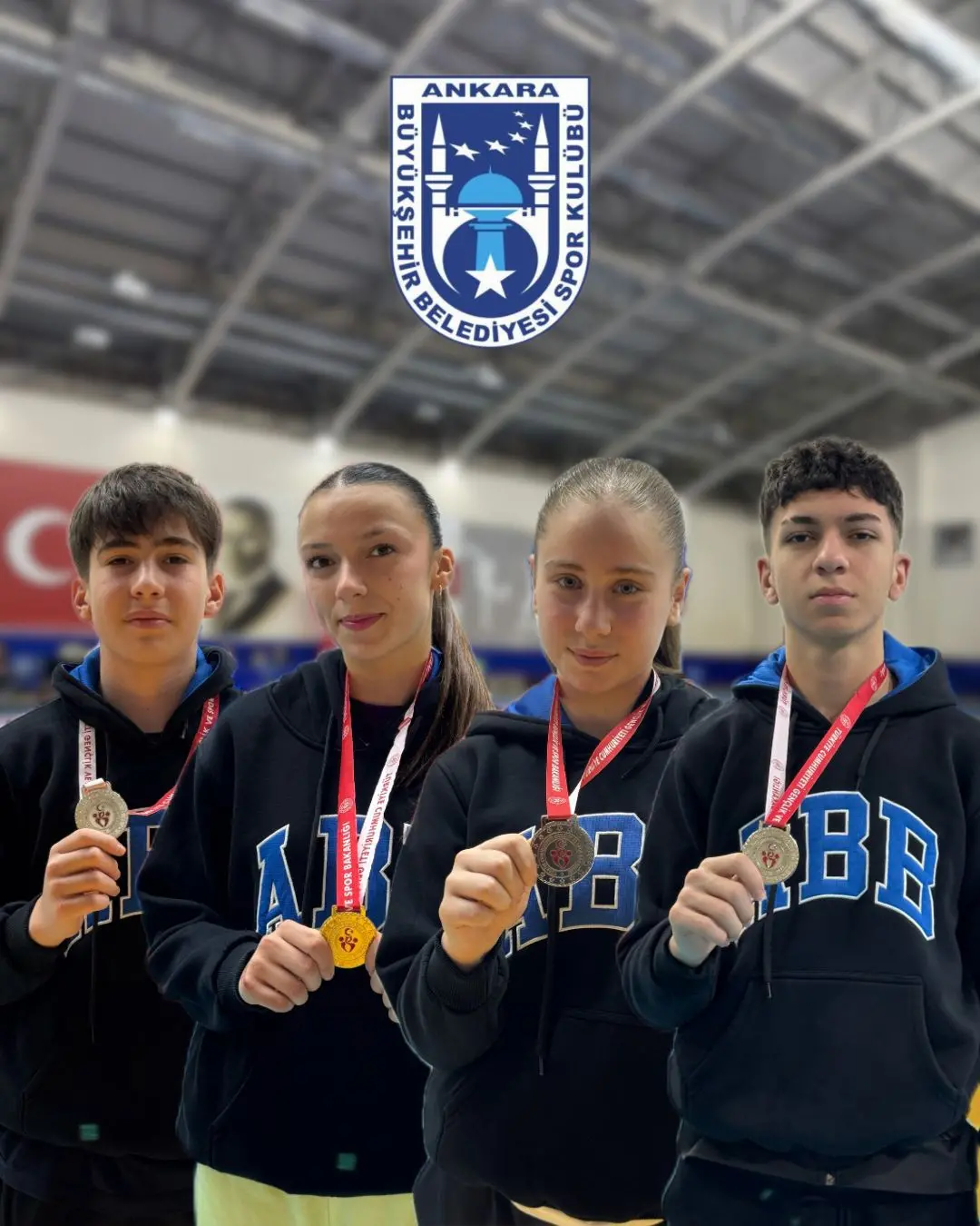 Altın ve gümüş madalyaların sahibi genç karateciler
