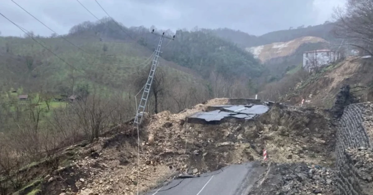 Yoğun Yağış Sonrası Heyelan: 300 Metrelik Yol Kapandı