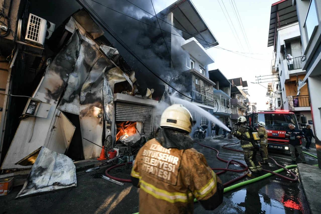 İzmir Buca’da iş yeri yangını panik yarattı