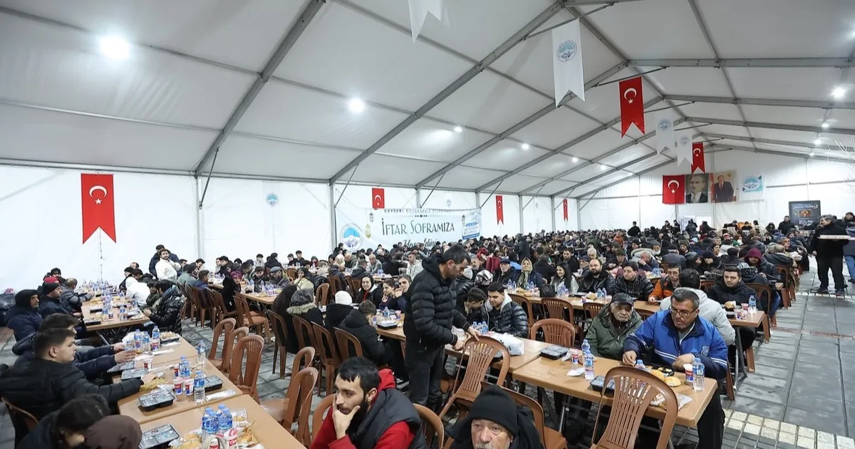 Memduh Büyükkılıç 'kardeşlik sofrası'nda iftar açtı