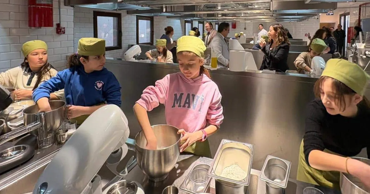 Marmaris'te ilkokul öğrencilerinden gazi ailesine pide