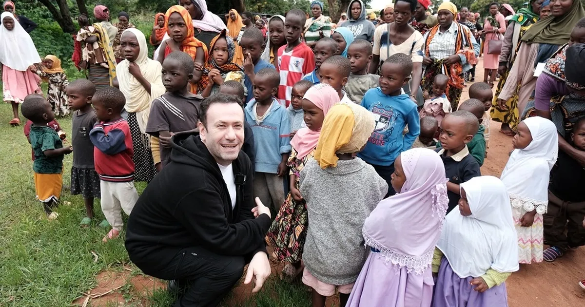 Ünlü iletişimci Özgür Aras'tan Afrika’ya umut taşıyan yolculuk