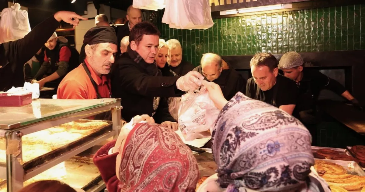 Bursa Osmangazi'de Başkan Aydın'dan Abdal Meydanı'nda sahur ikramı