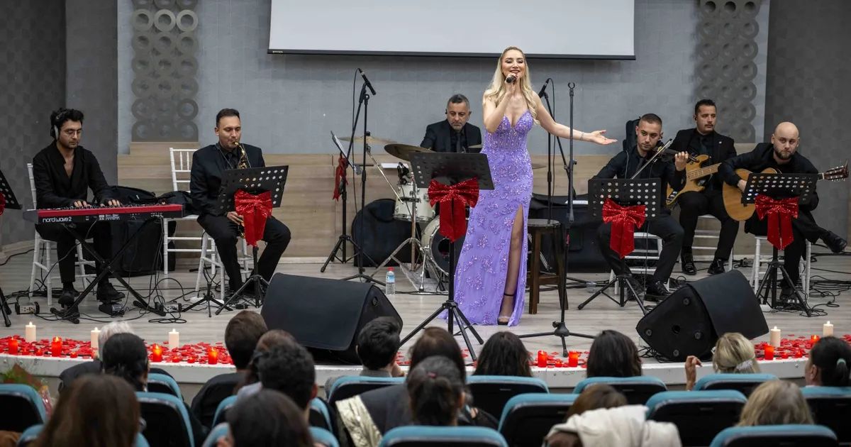 İzmir Bornova’da aşk şarkıları gecesi