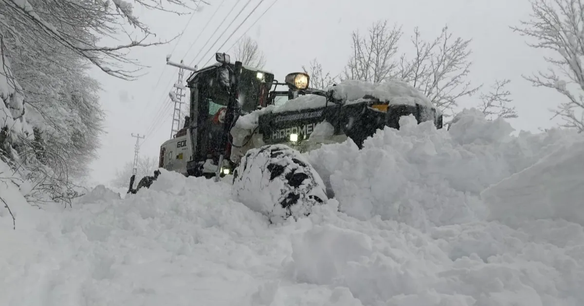 Ordu'da Büyükşehir ekipleri karla mücadelede sahada