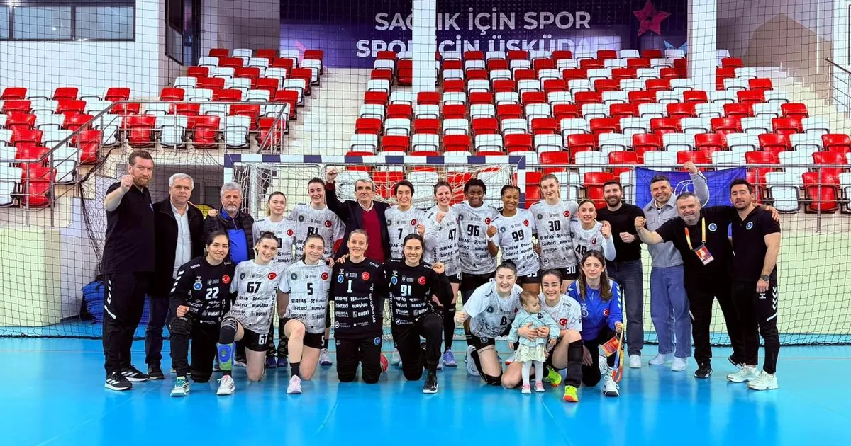 Bursa Büyükşehirli kadın henbolcular zirvede tek başına