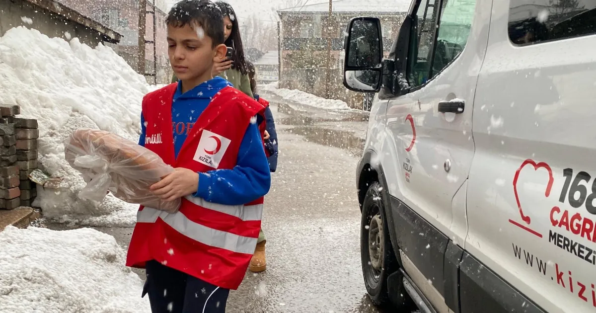 Ağrı’da Kızılay’dan gönülleri ısıtan pide dağıtımı