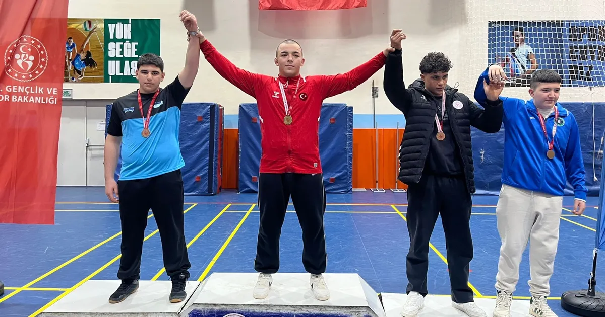 Bursa Büyükşehirli güreşçiler madalyaları topladı