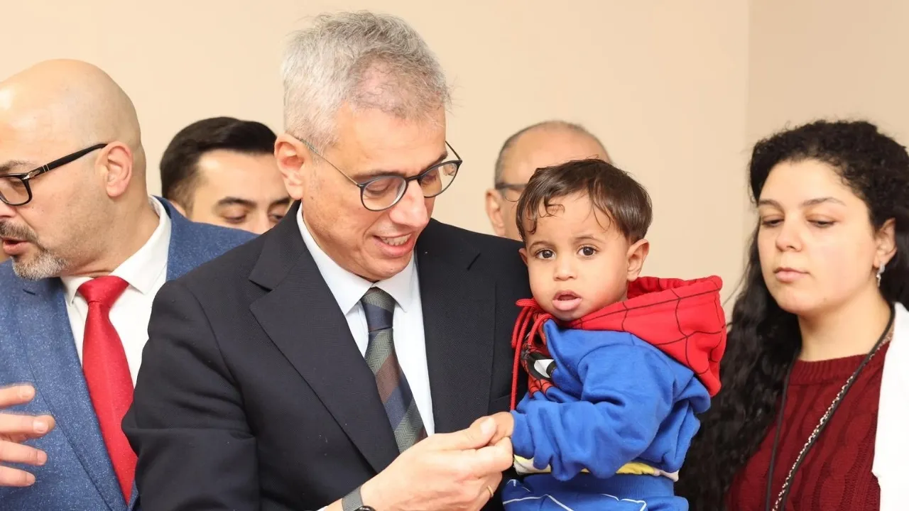 Bakan Memişoğlu Mısır’da Filistinli hastaları ziyaret etti