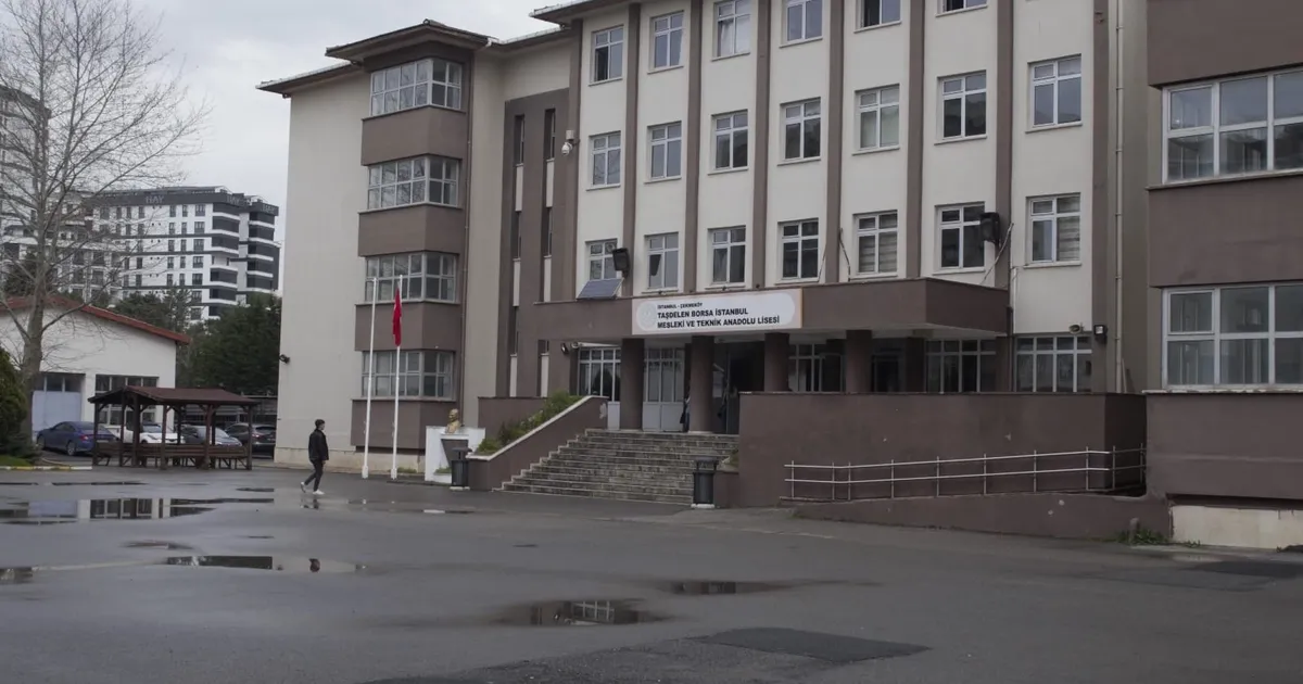 İstanbul Çekmeköy'de lisede bıçaklı saldırı! 2 öğretmen ve 1 öğrenci yaralandı