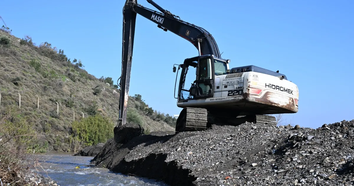 Manisa'da MASKİ Kırtık Deresi’ni temizledi