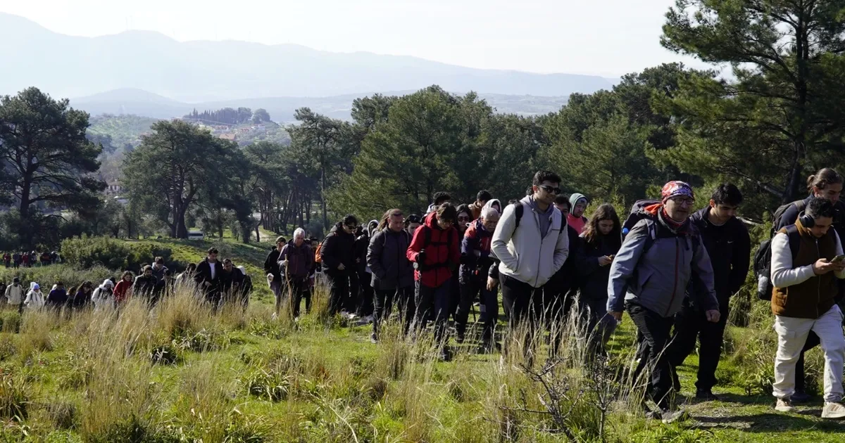 İzmir'de gençler baharı doğayla karşıladı