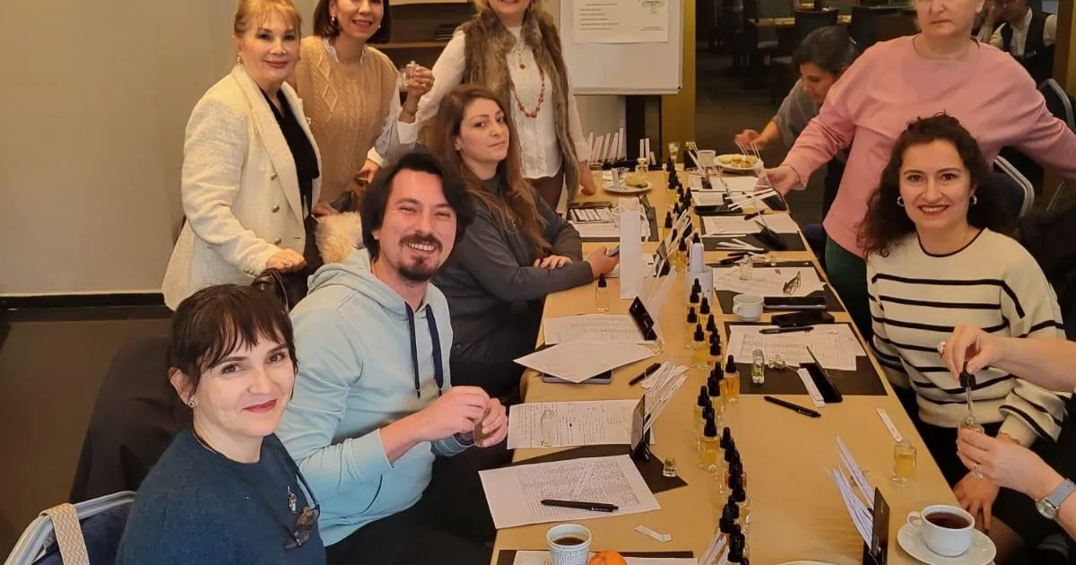 İzmir'de kokular iyiliğe yükseldi... Braille kitaplara erişim için özel etkinlik