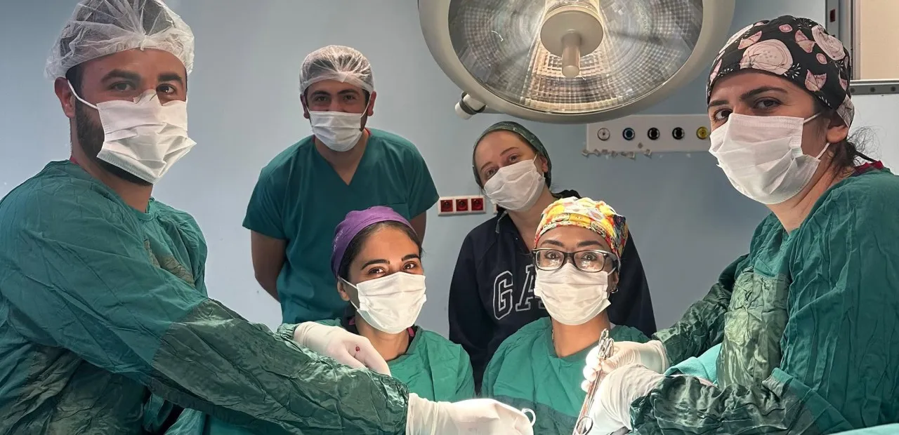 Kağızman Devlet Hastanesinde bir ilk; Karın kesisi olmadan rahim alma ameliyatı başarı ile gerçekleştirildi