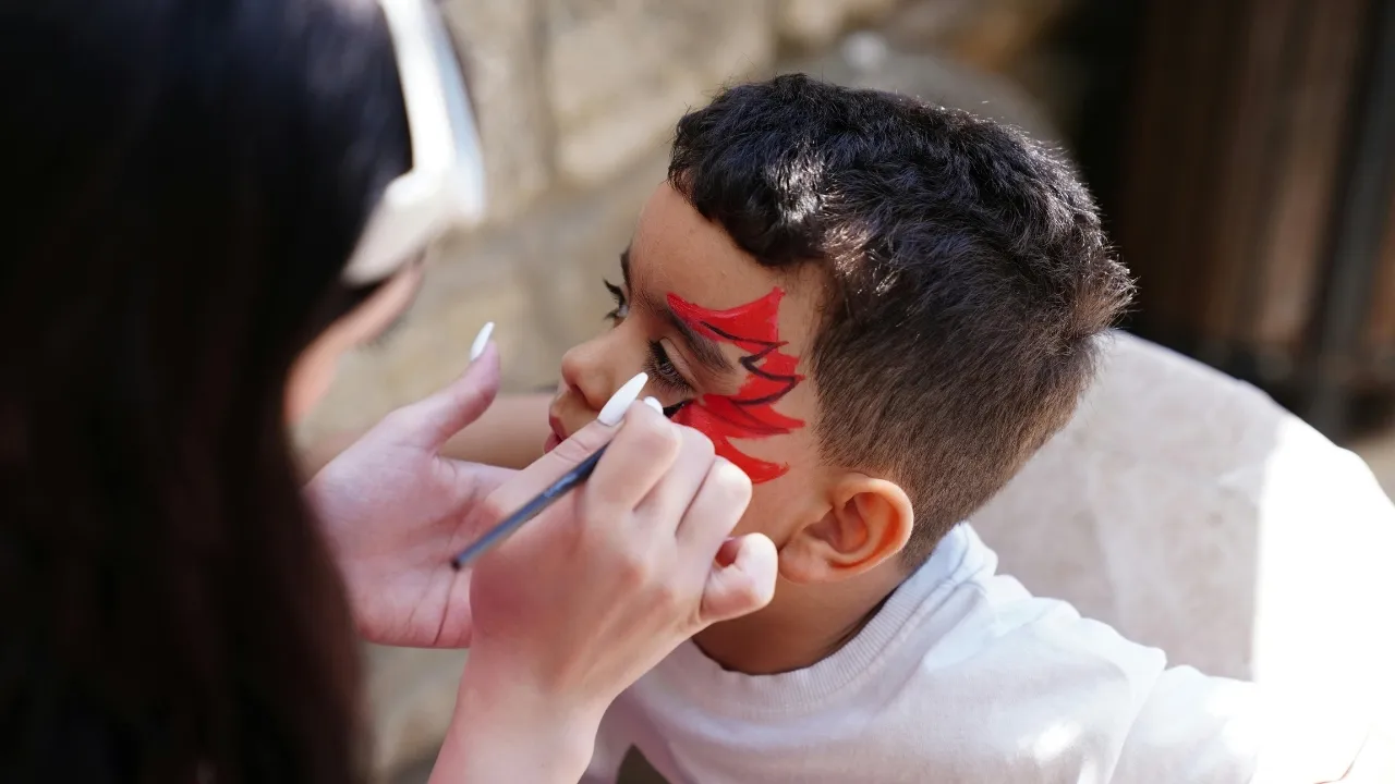 Sağlık Bakanlığı’ndan çocuklarda yüz boyalarına uyarı: “Güvenlik testi yapılmamış ürünlerden uzak durun”