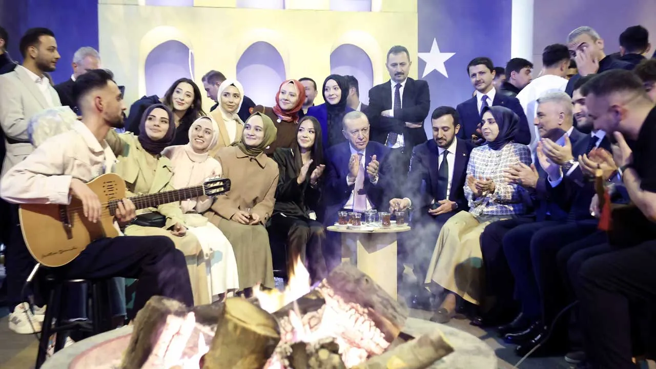 Cumhurbaşkanı Erdoğan, AK Parti İstanbul İl Başkanlığı’nda gençlerle buluştu