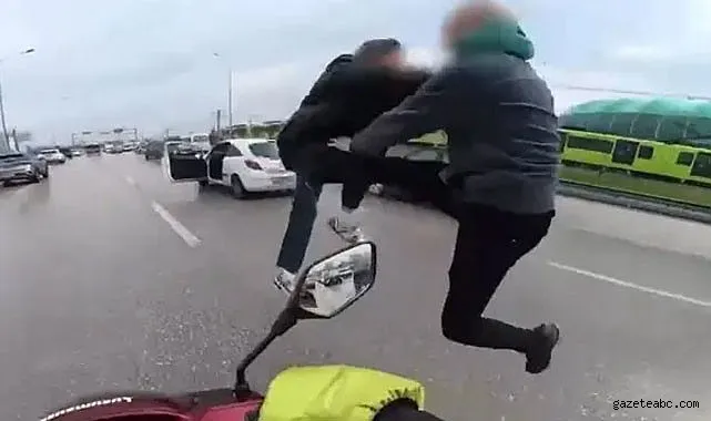 Trafikte Uçan Tekmeli Kavga