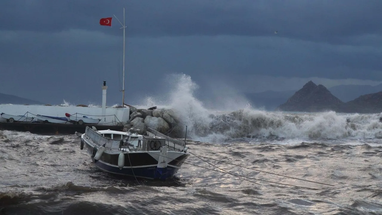 Kaş’ta şiddetli fırtına etkili oldu: Ağaçlar devrildi, okul çatısı zarar gördü