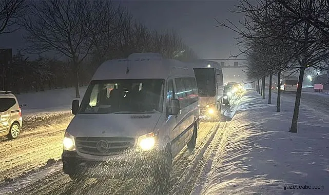 Aniden Bastıran Kar, TEM Otoyolu’nu Kilitledi
