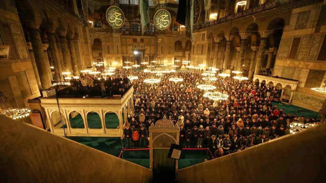 Müslümanlar bu gece kutsal Miraç Kandili'ni kutlayacak