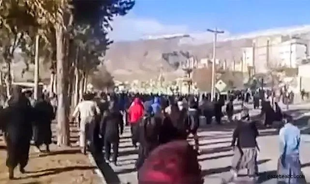 İran’da Yönetim Karşıtı Gösteriler Büyüyor