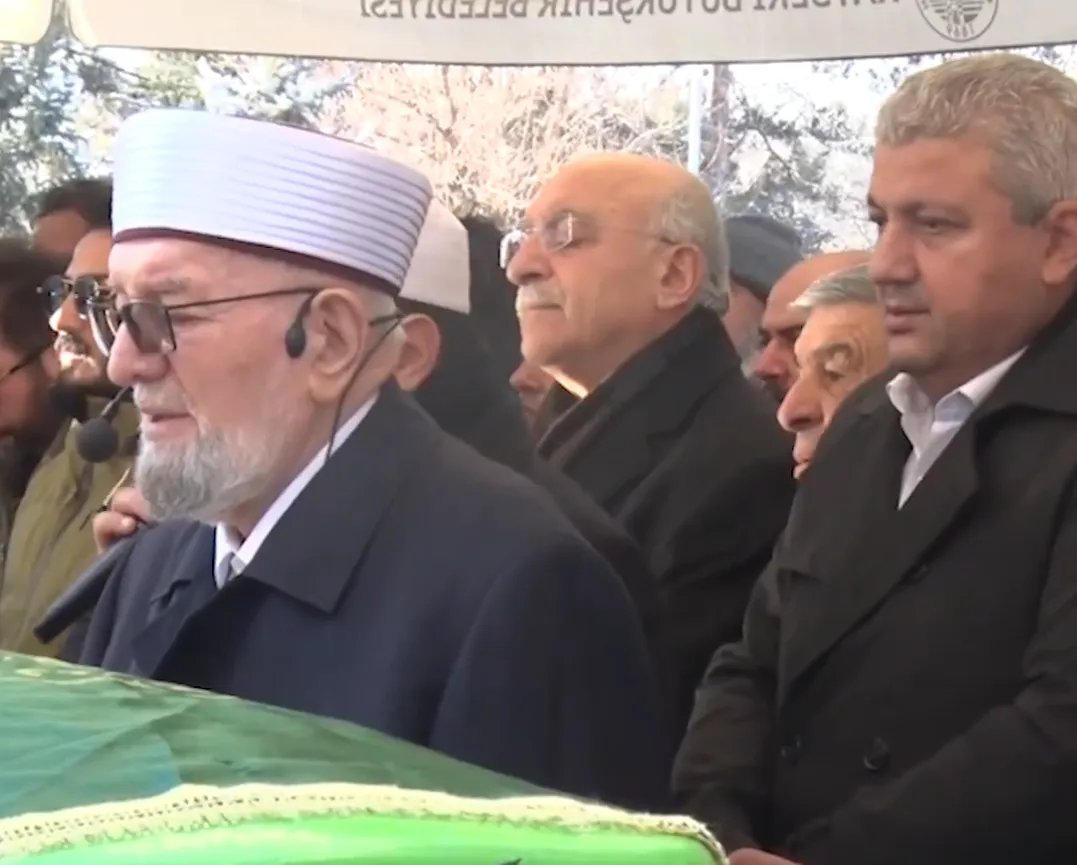 Nursaçan, 67 yıllık eşinin cenaze namazını kıldırdı