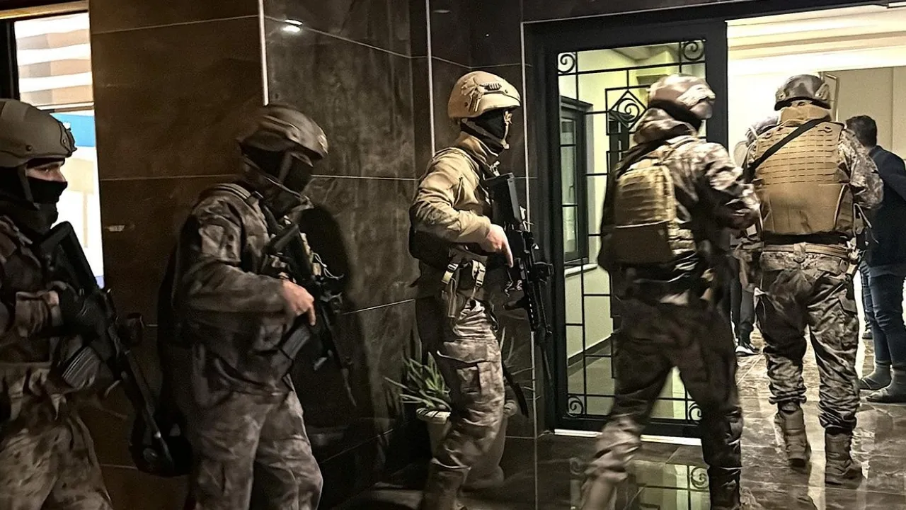 Jandarmadan 28 ilde FETÖ’ye darbe