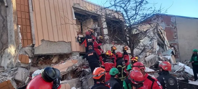 Kocaeli'de 7 katlı bina çöktü